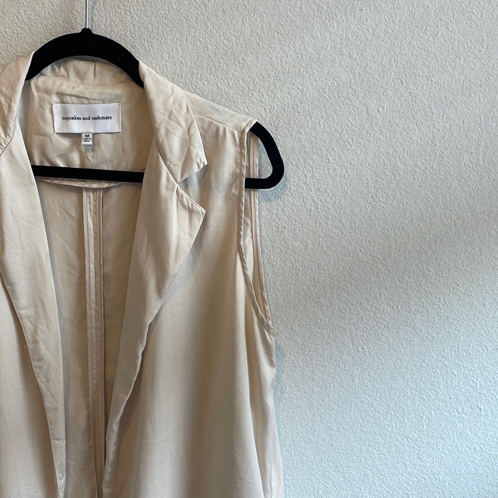 Sleeveless duster with pockets